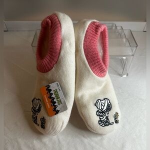 Peanuts Snoopy/woodstock mushie slipper socks 
L/XL white/pink